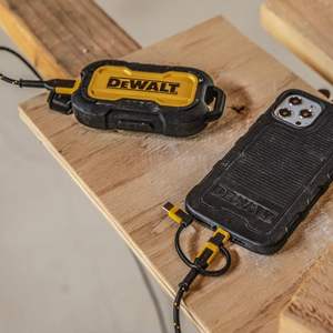 Câble de charge 3-en-1 robuste DEWALT de 1,8 m avec adaptateur de charge rapide Lightning, Type C et Micro USB pour une utilisation pratique - Product Image 2