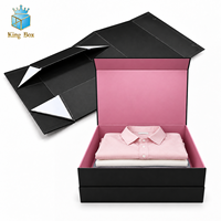 Boîte cadeau de luxe rigide à couvercle magnétique, structure en carton couleur personnalisable avec logo, pour présentation haut de gamme de bijoux et vêtements en magasin.