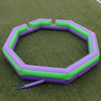 Structure gonflable octogonale pour jeu de Gaga Ball avec murs souples et porte d'entrée basse pour enfants, idéale pour les jeux en extérieur