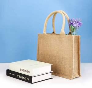 Sacs fourre-tout en toile de jute réutilisables personnalisés avec poignées en sangle PP, pliables, recyclables et fermeture à bouton pour les courses et les cadeaux - Product Image 3