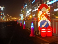 Prix usine sécurité routière rouge led voyant d'avertissement de trafic clignotant balise d'éclairage piste solaire trafic cône lumière