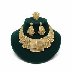 สร้อยคอ SAUTOIR ชุบทอง 24K ดีไซน์แผ่นป้ายยาว โดดเด่นด้วยแผ่นป้ายที่หรูหรา เหมาะสำหรับการสื่อถึงแฟชั่นสมัยใหม่และสไตล์ที่มีเอกลักษณ์ - Product Image 4