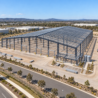 Entrepôt logistique préfabriqué en structure métallique isolée, prêt pour l'énergie solaire, bâtiment industriel en métal