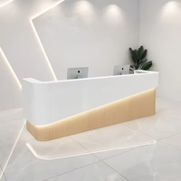 Comptoir de réception incurvé moderne avec éclairage LED, comptoir de caisse minimaliste personnalisé pour spa, salon, hôtel