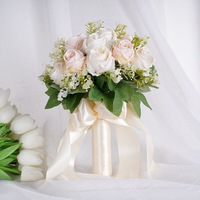 Bouquet de mariée en roses artificielles blanc crème avec fleurs de remplissage, feuilles vertes et ruban de satin pour la mariée