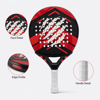 Raquette de padel rouge et noire avec face perforée, gorge ouverte et poignée enveloppée