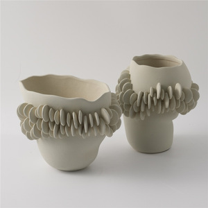 Vaso in Ceramica Bianca Texturizzata, Artigianato Artistico, Smaltatura Opaca, Impermeabile, Unico Portafiori Decorativo a Forma di Disco - Product Image 5