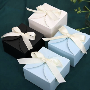 Boîte d'emballage carrée pour cadeaux, bonbons, chocolats, produits alimentaires, imprimée en couleur avec ruban et nœud, pour fêtes et événements. - Product Image 4