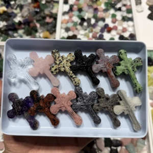 Croix de Jésus en cristal naturel en gros, pierres brutes, mélanges de pierres précieuses, formes irrégulières, figurines de croix chrétienne en vrac pour la guérison - Product Image 1