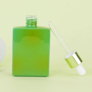 Botellas de vidrio de laboratorio personalizadas de 125 ml con estampado en caliente, tapa de rosca, para mezcla de aceite verde, subenvasado, forma cuadrada oscura, suministro. - Product Image 5