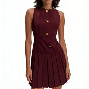 เดรสสั้นทรงเข้ารูปสำหรับผู้หญิง แบบไม่มีแขน จับจีบ แต่งกระดุมสีทองแบบไม่สมมาตร แฟชั่น - Product Image 2