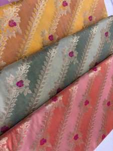 Tissu en soie brocart, tissage zari, motif géométrique abstrait, jacquard, textile indien de luxe pour vêtements, occasions de mariage, sacs - Product Image 3