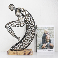 Sculpture abstraite en métal creux représentant une figure humaine, bronze foncé/bronze doré, base en marbre, statue de femme moderne de luxe, statue de femme réfléchissante