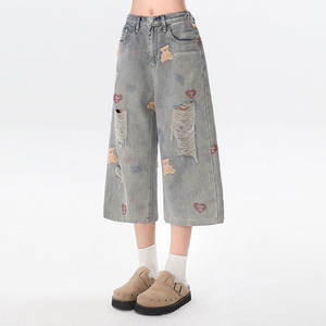 Le nouveau style à la mode de OEM2025 est le pantalon Caprix en denim à jambes larges où un ours mignon et des éléments déchirés entrent en collision - Product Image 2