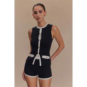 Ensemble tricoté personnalisé 2026 pour femme : haut sans manches et short avec boutons, tenue respirante deux pièces pour les vacances - Product Image 1