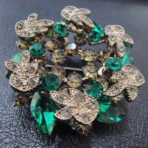 Spilla elegante corpetto elegante da donna di lusso con gemma verde e fiore - Product Image 1