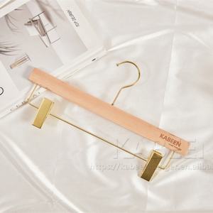 Cintres modernes <span class=keywords><strong>en</strong></span> <span class=keywords><strong>bois</strong></span> de luxe de nom de marque de logo personnalisé pour l'affichage de vêtements - Product Image 6