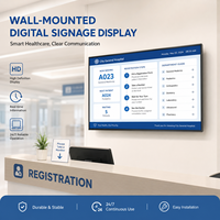Écran d'affichage numérique LCD publicitaire mural de 65 pouces pour l'information sur les files d'attente en milieu hospitalier, avec quatre écrans égaux