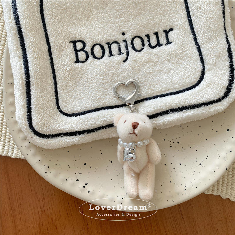 สร้อยคอสีเบจพร้อมจี้รูปหมีและหัวใจ