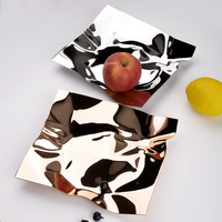 Assiette de fruits en acier inoxydable haut de gamme de vente chaude plat de collation de motif ondulé moderne créatif pour l'utilisation de la Table basse de fête