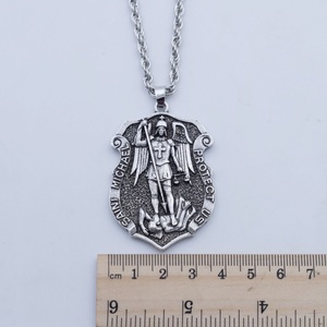 Collar con Colgante de San Miguel Arcángel, Joyería Cristiana de Moda para Hombre - Product Image 3