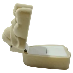 Boîte à bijoux de voyage en forme de cœur avec logo personnalisé, boîte de rangement pour bagues et bijoux, disponible en métal, plastique et bois - Product Image 1