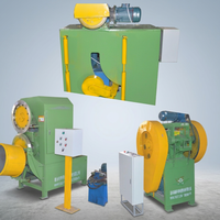Ligne de recyclage entièrement automatique pour le prétraitement des pneus usagés, équipée d'une machine de découpe intermédiaire des pneus, d'un coupe-bandes et d'un coupe-blocs.