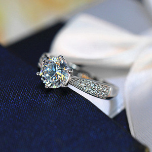 Q945 Anello da donna in oro bianco con diamante, taglio rotondo brillante, colore naturale G, gioiello di fidanzamento con diamanti laterali - Product Image 6