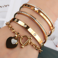 Bracelet en acier inoxydable plaqué or 18 carats de haute qualité pour femme, avec cœur incrusté de diamants et versets variés, idéal comme cadeau ou accessoire.