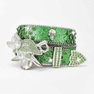 Cinturón unisex popular con tachuelas de diamantes de imitación, hebilla de calavera de aleación y correa de cuero vacuno brillante. - Product Image 3
