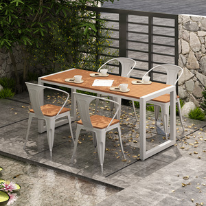 Set Tavolo e Sedie da Esterno per Patio, <span class=keywords><strong>Terrazzo</strong></span>, Giardino, Balcone - in Plastica Effetto Legno, Impermeabile, Resistente al Sole, per Parco, con Tavolo e Sedie in Ferro Battuto - Product Image 2