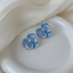 Boucles d'oreilles clous élégantes bleues à fleurs, style luxe léger, pour femme, avec strass, en métal, pour mariage et soirée - Product Image 3