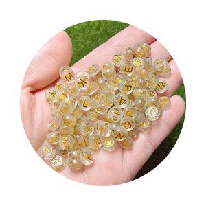Mejor precio, 100 Uds., pigmento redondo plano con purpurina, oro transparente, abalorios del alfabeto inglés, cuentas de letras de plástico para pulsera DIY - Product Image 1