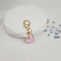 Clips breloques cœur émaillés multicolores avec fermoir mousqueton doré, petits pendentifs cœur pour la fabrication de porte-clés, sacs et bijoux DIY