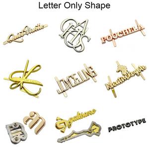 Protezione rivestita olio OEM Gold Custom logo goffre etichette in metallo etichetta per borsa - Product Image 4