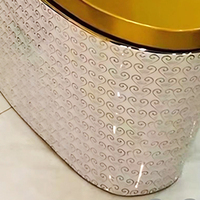 WC monobloc allongé en céramique dorée à poser au sol, avec siphon en S, pour salle de bain de luxe