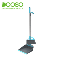 DOOSO Ensemble balai et pelle à long manche avec dents pour le nettoyage des sols domestiques, idéal pour éliminer facilement la saleté, les poils, etc.