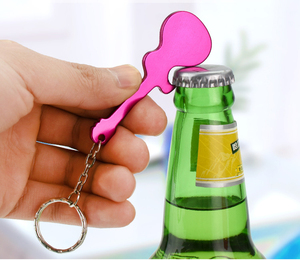 Benutzer definierte Laser gravur Logo Gitarren form Bier Weinflaschen öffner Aluminium legierung Flaschen öffner Schlüssel bund Ring Küchen zubehör - Product Image 5