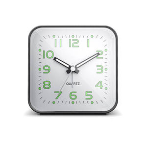 Pequeño reloj despertador de viaje cuadrado plateado de 2.5 pulgadas con manecillas luminosas y luz nocturna - Product Image 1