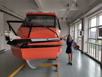 Bateau en aluminium à conception anti-vibration et équilibre de la gravité, pour une navigation fluide, idéal pour les personnes âgées et les enfants à bord.