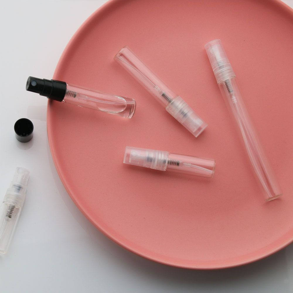 Botellas transparentes con bombas negras