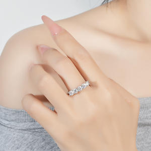 Commercio all'ingrosso della fabbrica 14K placcato oro Non appannato gioielli moda 925 argento VVS1 GRA Moissanite <span class=keywords><strong>cinque</strong></span> stelle fila <span class=keywords><strong>anelli</strong></span> per le donne - Product Image 2