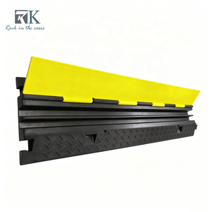 Rampe de protection de câbles robuste en caoutchouc pour la sécurité routière - Product Image 1