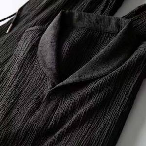 Traje deportivo casual de verano para hombre, a la moda, blanco, transpirable, conjunto de dos piezas, con solapa plisada, estampado sólido tipo gofre, de punto, moderno. - Product Image 2