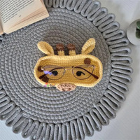 Nouvelle arrivée vente chaude jouets positifs crochetés à la main petit animal lunettes panier de rangement ornements décoratifs de bureau