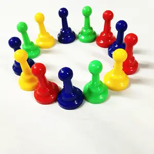 Vendite calde pedine di plastica multicolore pezzi giochi da tavolo Guangdong scacchi colorati giocattolo di plastica pezzi di gioco di scacchi pennarelli da tavolo