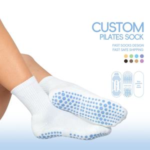 Vente en gros de chaussettes antidérapantes de haute qualité avec logo personnalisé pour femmes, chaussettes en coton pour le Pilates, le yoga et le ballet, design antidérapant - Product Image 1