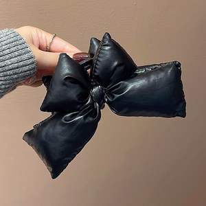 Şık kore bayan tatlı zarif saç pençe klip parlak siyah kumaş ilmek ile yastıklı büyük yay plastik çene saç aksesuarları - Product Image 1