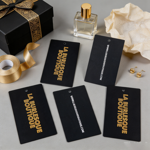 Etichetta Pendente Personalizzata in Carta Nera con Stampa Logo/Nome, MOQ Ridotto, per Abbigliamento e Gioielli - Product Image 1