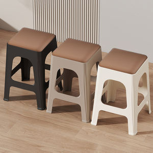 Оптовые продажи: Красивые дизайнерские табуреты из кожи и пластика, современные кухонные стулья для дома, многофункциональные табуреты с кожаной поверхностью и пластиковым основанием. - Product Image 1